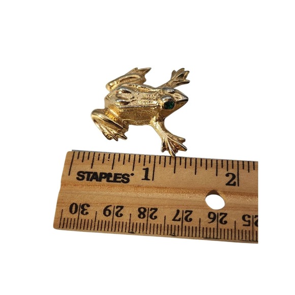 Vintage signed Napier gold tone FROG w/ green rhinestone eyes brooch pin - Picture 3 of 5